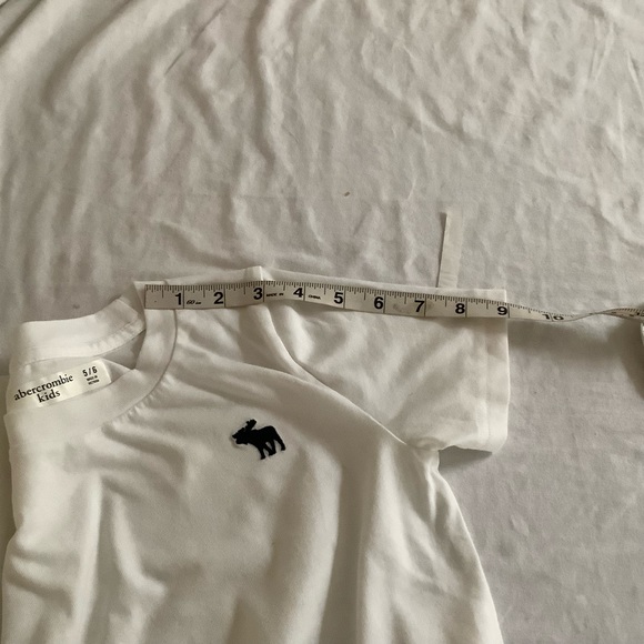NWOT New 3 pack Abercrombie Kids t-shirt, white color, Size 5/6 - Picture 8 of 9